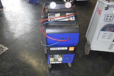 une machine posée sur le sol du garage