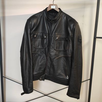 une veste en cuir noir suspendue à un cintre dans une pièce