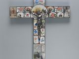 une croix avec une image de Jésus accrochée au mur