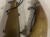paire de lampes vintage en laiton et en forme de corne sur fond blanc