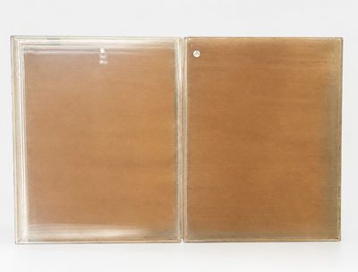 une photo montrant deux chemises en cuir marron posées sur une surface blanche