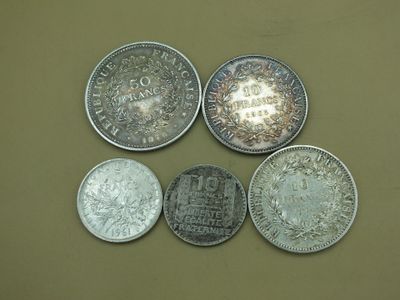 Ensemble de cinq pièces en argent composé de deux pièces de dix francs - Photo 1