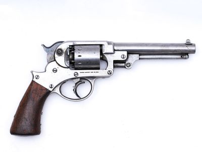 un vieux revolver avec un manche en bois sur fond blanc