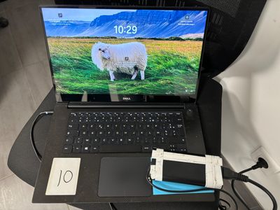 un ordinateur portable et un téléphone portable posés sur un bureau