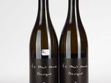 deux bouteilles de vin sont posées l'une à côté de l'autre sur une surface blanche