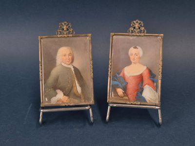 une paire de portraits miniatures représentant un homme et une femme