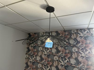 un lit dans une chambre dont les murs sont recouverts d'un papier peint à motifs floraux