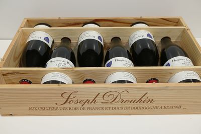 six bouteilles de vin dans un coffret en bois