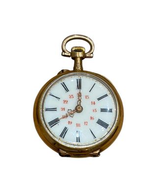 une montre de poche en or avec des chiffres romains sur le cadran