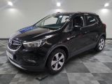 Le SUV Buick noir est garé sur un sol à damier.