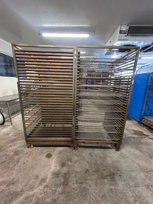 une étagère métallique sur laquelle sont disposés de nombreux aliments