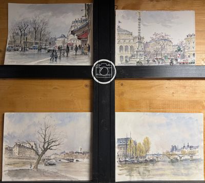 quatre tableaux accrochés au mur d'un immeuble sur lequel se trouve une horloge