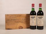 deux bouteilles de vin posées à côté d'une caisse en bois sur une table
