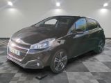 la voiture noire est garée dans le garage sur un sol en damier