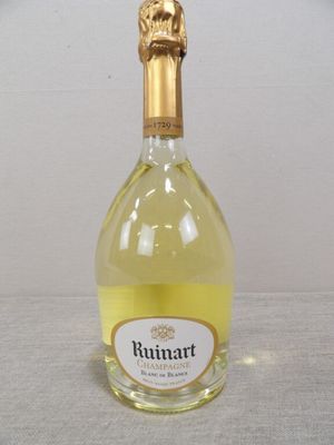 la bouteille de vin est posée sur la table, prête à être remplie