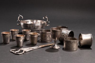 beaucoup de tasses et de cuillères en argent sur la table