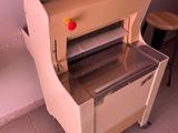 une machine posée sur le sol d'une pièce