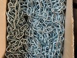 une boîte en carton contenant tout un tas de chaînes