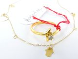 deux bagues en or et un bracelet en fil rouge orné d'une breloque en forme de main de Fatima en or