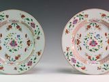 paire d'assiettes chinoises ornées de motifs floraux sur fond blanc