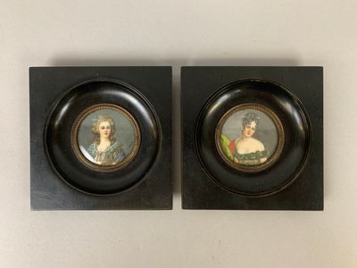 deux portraits encadrés représentant une femme et un homme, accrochés au mur