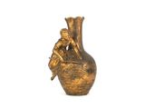 un vase en or surmonté d'un oiseau