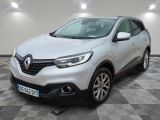 une voiture blanche est garée sur le sol à carreaux d'un garage