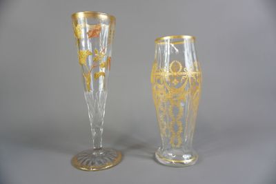 deux vases en verre posés l'un à côté de l'autre sur une table