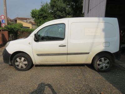 une camionnette blanche garée dans un parking
