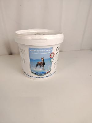 un seau de nourriture pour chevaux posé sur une table