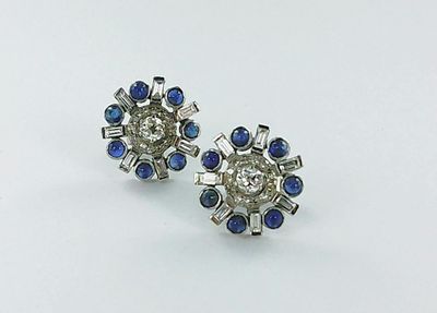 une paire de boucles d'oreilles en saphir et diamant