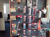 une présentation de divers articles accrochés au mur d'un magasin