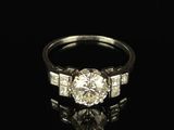 gros plan d'une bague en diamant sur une surface noire