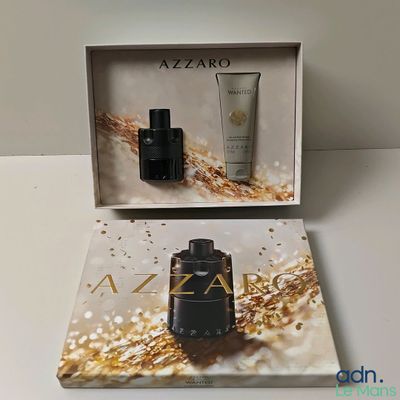 quelques flacons de parfum posés sur une boîte
