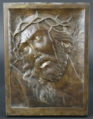 "Le Christ couronné d'épines", relief en bronze.