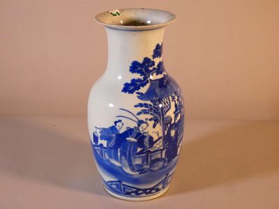 un vase bleu et blanc posé sur une table