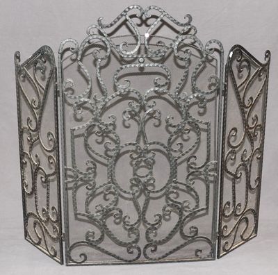un treillis métallique orné d'un motif décoratif