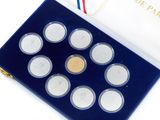 une image représentant un lot de six pièces dans un étui bleu