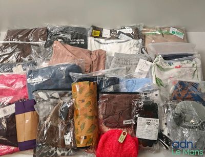 Lot de 28 vêtements, accessoires de diverses tailles et marq…