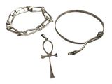 trois bracelets en argent et un ankh sur fond blanc