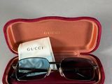 une paire de lunettes de soleil dans un étui posé sur une table