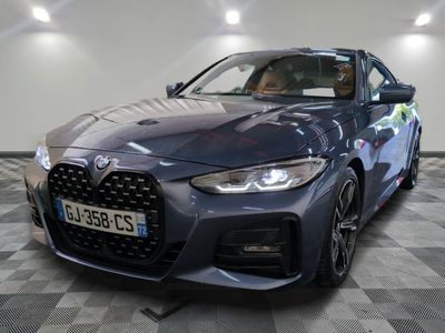 vue de face d'une BMW bleue dans un showroom