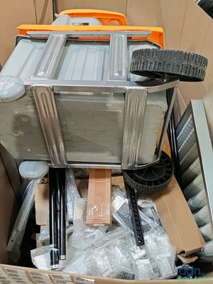une boîte remplie d'objets divers dans une pièce