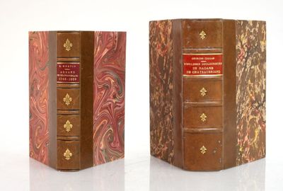 deux livres posés côte à côte sur une table