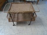 une table en osier sur laquelle est posé un panier, au milieu d'une pièce