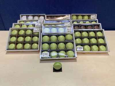 (X155) Décoration en forme de macaron divers coloris (T4)