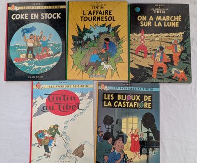 plusieurs livres pour enfants sont alignés sur une surface blanche
