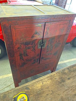 une armoire rouge posée sur une table dans un garage