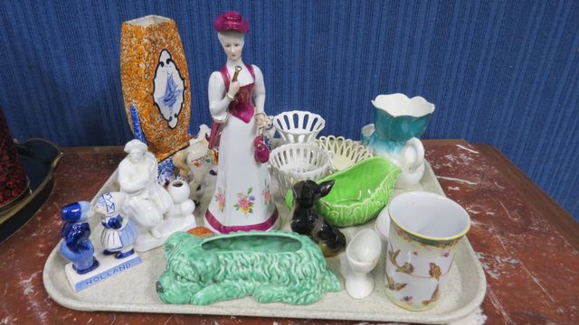 Lot de bibelots divers, vases, vide poches
