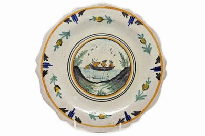 MALICORNE - Circa 1900 Assiette chantournée en faïence émail…